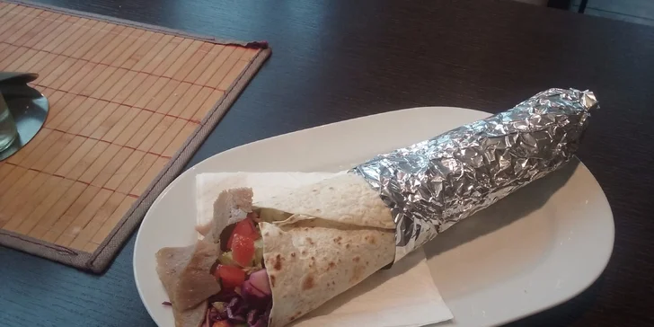 Kebab jak se patří a pití k tomu – v restauraci nebo s sebou