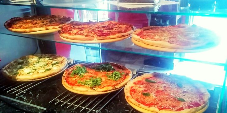 Poskládejte si pizzu o průměru 40 cm v bistru La Speranza v centru