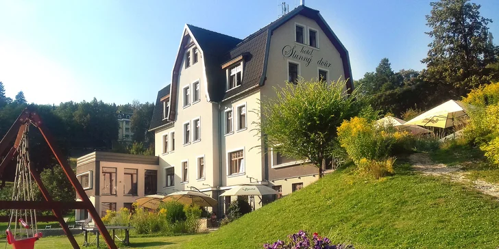 Hotel Slunný dvůr tvoří jednu z dominant okolní horské krajiny. 