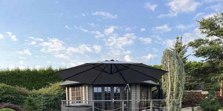 Na výběr je i ubytování v bungalovu. Do koupacího jezírka můžete skočit kdykoli.
