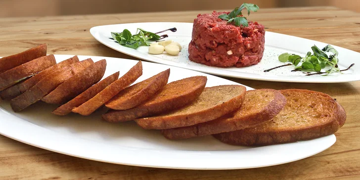 Tatarák s sebou: 400g hovězí tatarák a 12 topinek k tomu