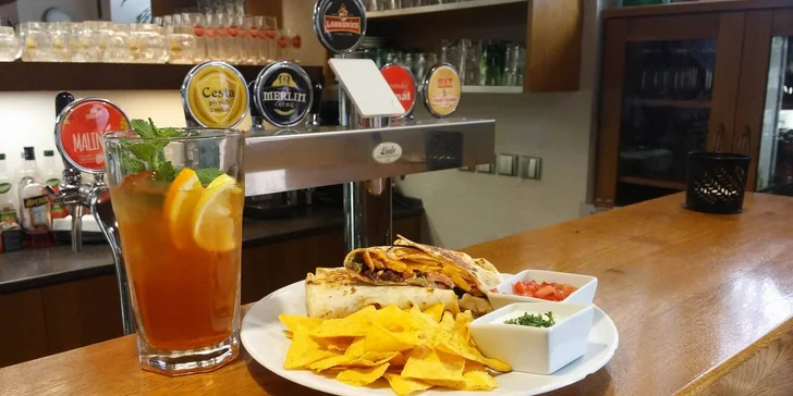Dáte si šťavnatou, bohatě plněnou tortilu s kuřecím, nebo s mletým hovězím masem?