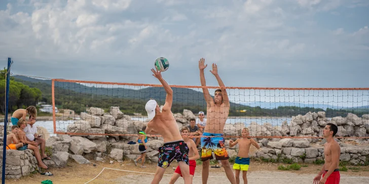 V kempe nájdete všetko, čo budete potrebovať – nachádza sa tu reštaurácia, detské ihrisko, volejbalové ihrisko aj ping-pong.