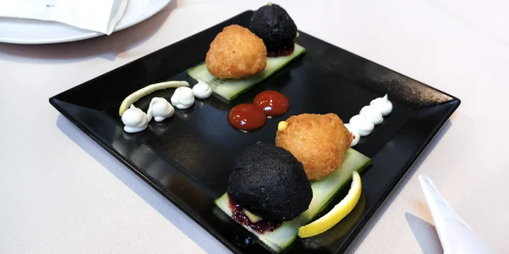 Těšit se můžete na 6chodové degustační menu s předkrmem, 4 hlavními chody a dezertem. 