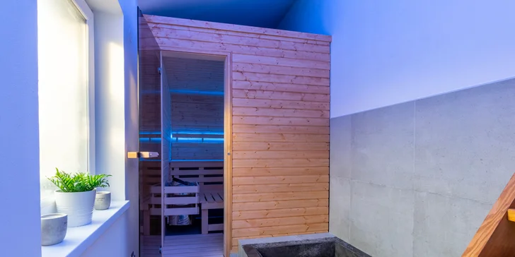 Romantickou atmosféru můžete podtrhnout září svíček. 