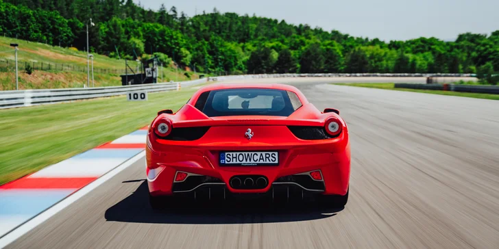 Jízda s Ferrari po Masarykově Okruhu.