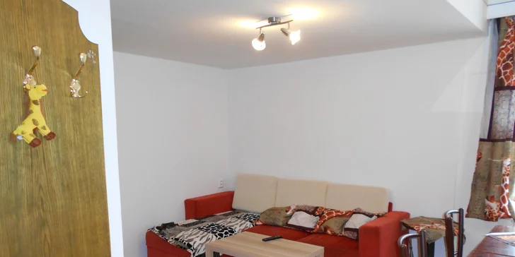 Apartmány jsou prostorné a je v nich i společenská část, kde si můžete v klidu posedět.