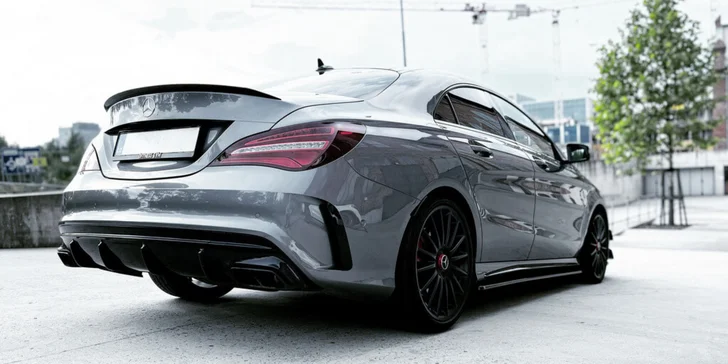 Na výběr máte Mercedes Benz Cla45 AMG nebo Chevrolet Camaro 6.2 V8.