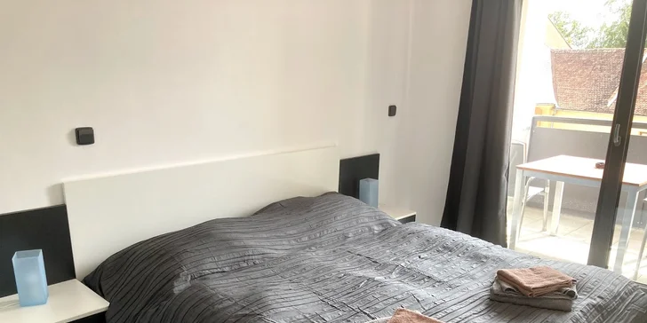 Celkem je v třípatrovém domě 10 samostatných apartmánů až pro 8 osob. 