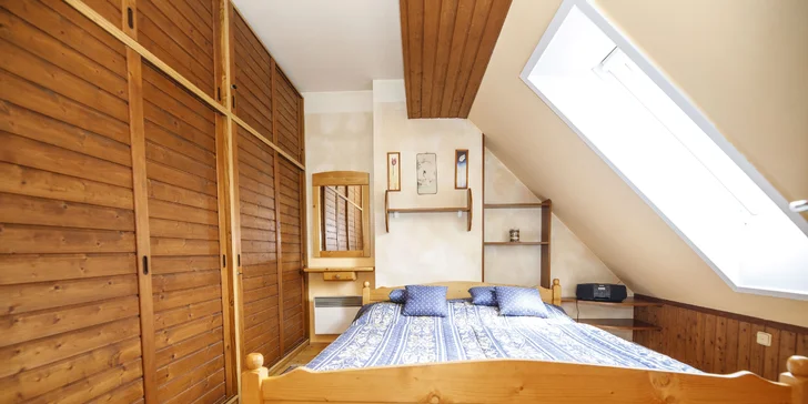 Apartmány jsou oproti studiím prostornější a mají oddělené ložnice a obývací pokoje.