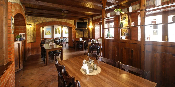 V restauraci si každý den pochutnáte na bufetové snídani a večeři formou výběru ze 2–3 jídel.