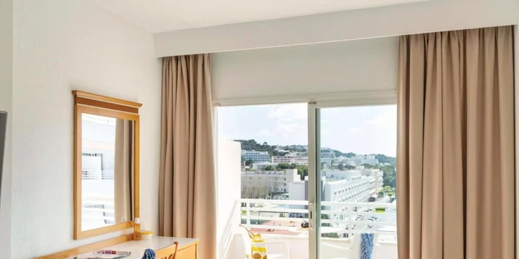 Všechny pokoje disponují klimatizací, Wi‑Fi připojením, televizí a balkonem. 