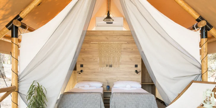 Uvelebte se na pohodlné posteli uvnitř... (na fotce Forest Lodge)