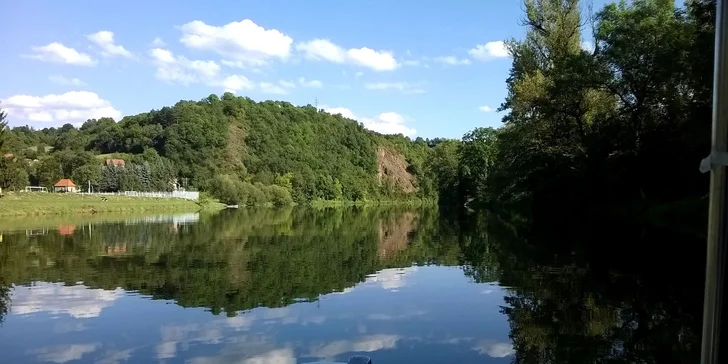 Nasedněte na výletní člun a užijte si plavbu karlštejnským podhradím. Otevře se před vámi skutečně malebná scenérie. 