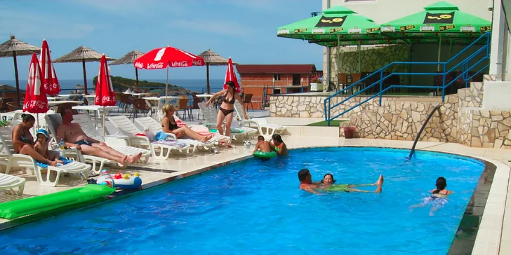 Dovolená u moře v Černé Hoře: letecky z Brna s light all inclusive