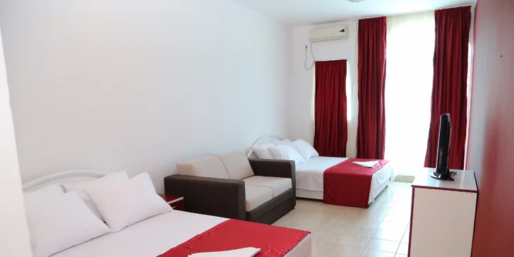 Dovolená u moře v Černé Hoře: letecky z Brna s light all inclusive