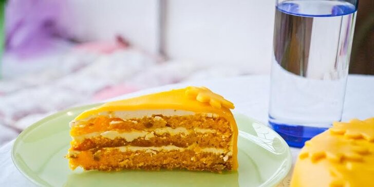 Zářivý dort Sluníčko s medem a slunečnicovými semínky potažený marcipánem