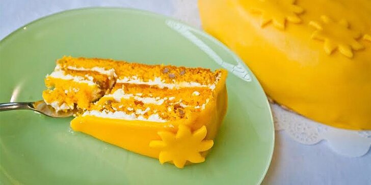 Zářivý dort Sluníčko s medem a slunečnicovými semínky potažený marcipánem