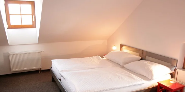 Svatomartinský nebo prodloužený víkend v Telči: hotel u zámeckého parku i 4chodové menu