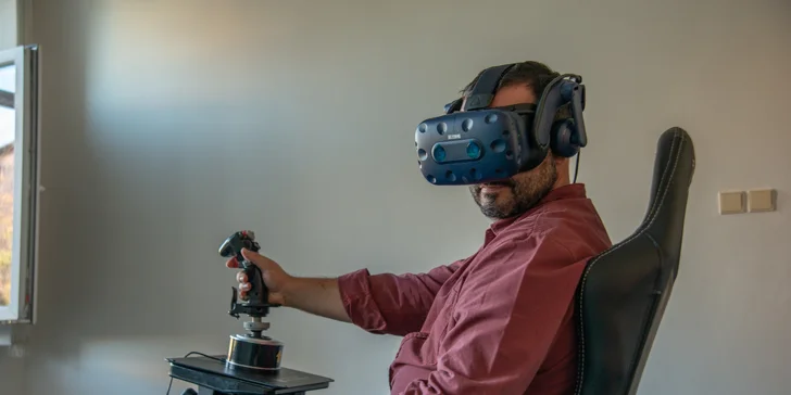 Staňte se na chvíli pilotem letadla v Klubu Virtuální Reality v praž­ských Nuslích.