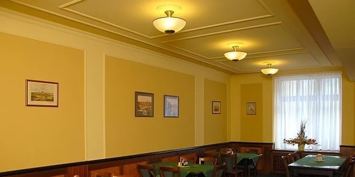 Žebírka, stripsy a zelný salát v Lobkowickém šenku Řemenda pro 4 osoby