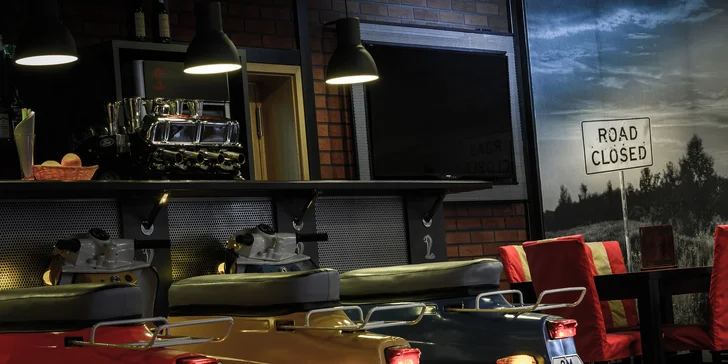Nabité burger menu v retro restauraci na americký způsob