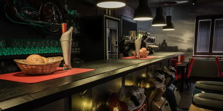 Nabité burger menu v retro restauraci na americký způsob