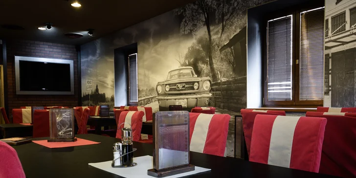 Nabité burger menu v retro restauraci na americký způsob
