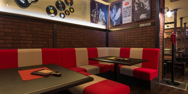 Nabité burger menu v retro restauraci na americký způsob