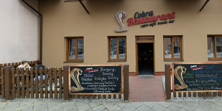 Nabité burger menu v retro restauraci na americký způsob