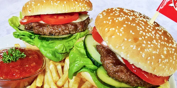 Dva hamburgery nabouchané dobrotami, hranolky a jogurtový dresink