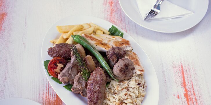 Turecký mix grilovaných specialit s přílohami