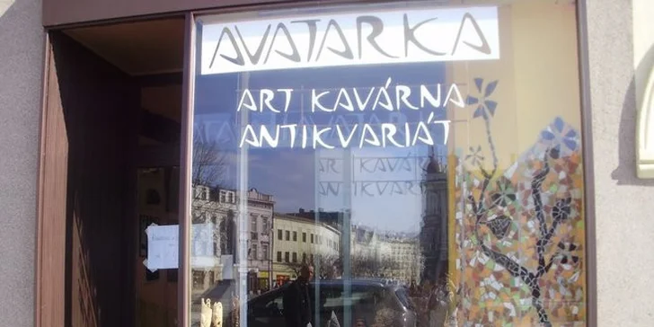 Dvě kávy s domácím štrúdlem v kavárně a antikvariátu Avatarka