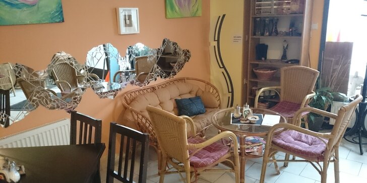 2 kávy s domácím štrúdlem v kavárně a antikvariátu Avatarka