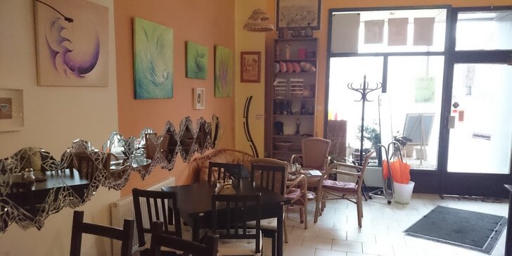 Dvě kávy s domácím štrúdlem v kavárně a antikvariátu Avatarka