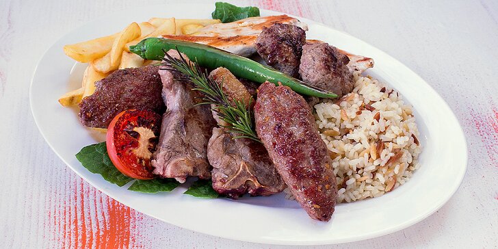 Turecký mix grilovaných specialit s přílohami