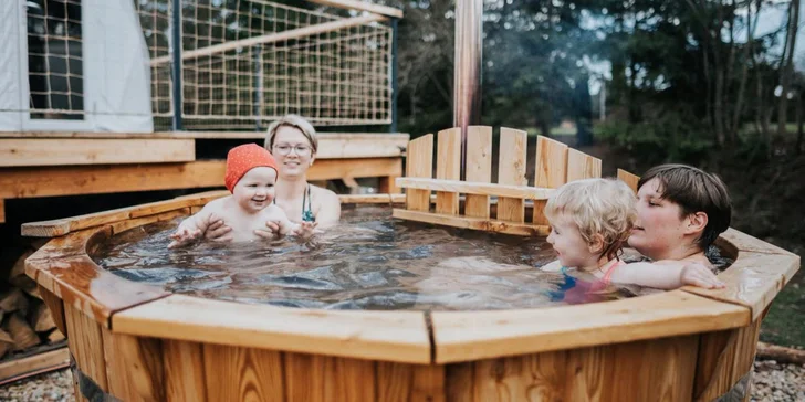 Ke stanu patří privátní wellness s horkým sudem a finskou saunou. 