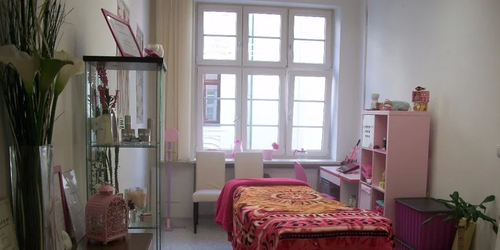 Vychutnejte si relaxační meduňkovou masáž se zábalem