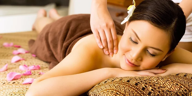 Vychutnejte si relaxační meduňkovou masáž se zábalem