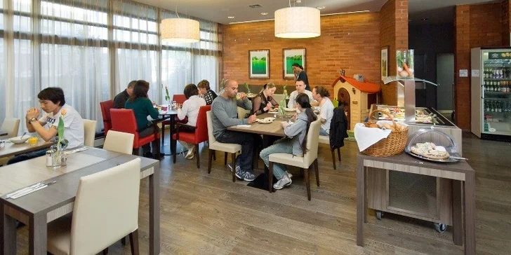 V restauraci se v klidu nasnídají i rodiče malých dětí, pro něž je nachystán dětský koutek.