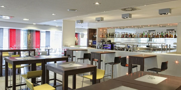Kromě restaurace je tu také bar a Welcome Lounge, kde vám připraví kávu nebo čaj. 