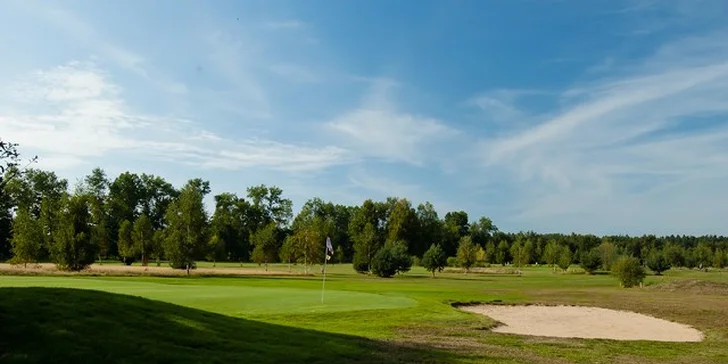 Tři golfové hole Dunlop, míčky a tee + 3 lekce s trenérem a 1x volné fee
