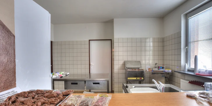 Zdobení a odlévání pravé bílé nebo hnědě belgické čokolády v Rodas