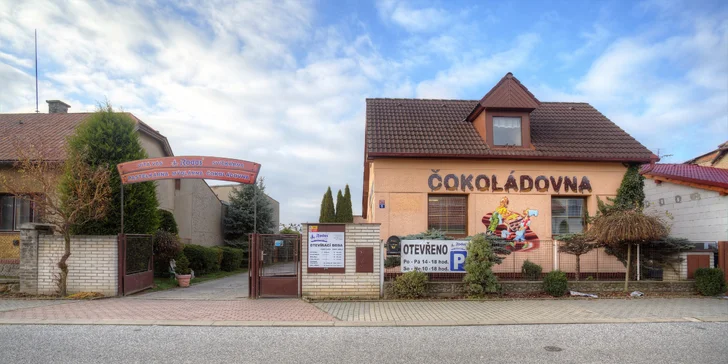 Zdobení a odlévání pravé bílé nebo hnědě belgické čokolády v Rodas