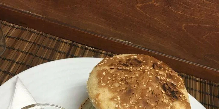 Nabitý hovězí burger se slaninou a podávaný s hranolky