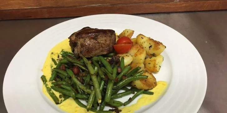 Steak z hovězí svíčkové, fazolové lusky a opékané brambory