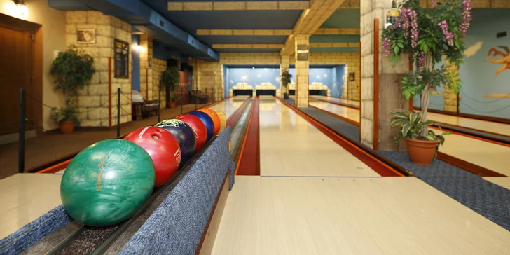 Bowling s pizzou, řízky či kuřecími křídly nebo žebry až pro 8 osob