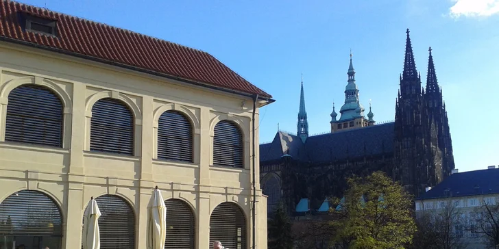 Dva lahodné zákusky a teplé nápoje v kavárně na Pražském hradě
