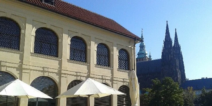 Dva lahodné zákusky a teplé nápoje v kavárně na Pražském hradě