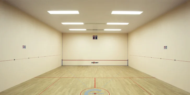 2 hodiny bowlingu až pro 8 hráčů a kilo kuřecích řízků s okurkami i pečivem